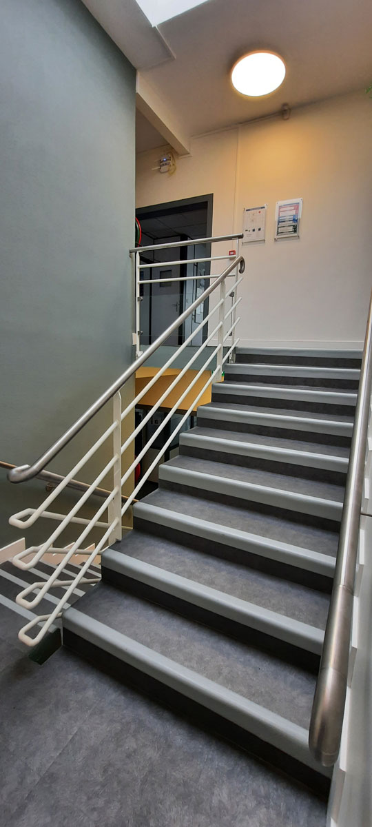 Réalisation sur mesure d’un garde-corps escalier, rampe et main courante en industrie