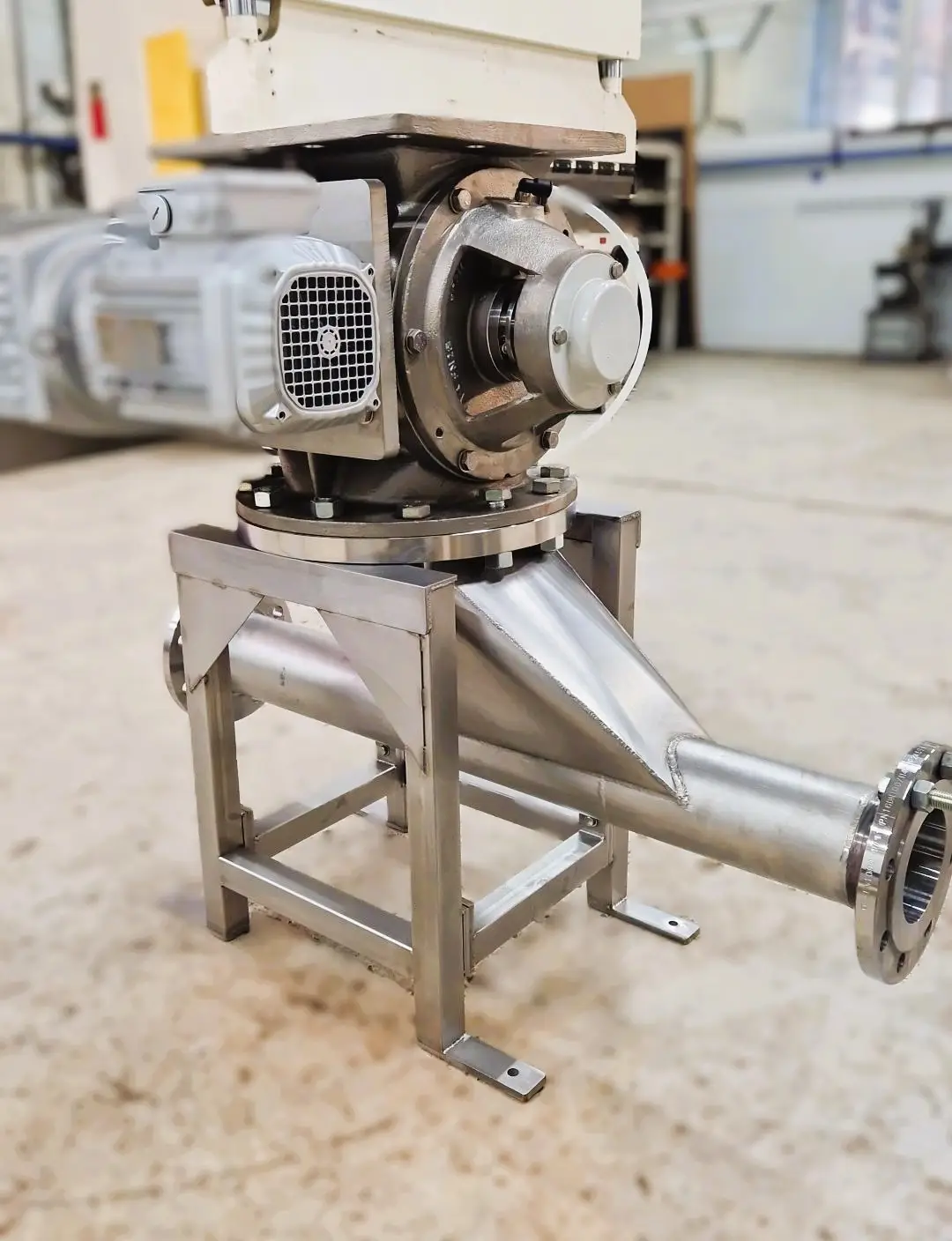 Conception, traçage et fabrication de trémie inox déportée avec écluse